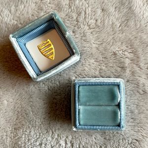 Mrs. Box velvet ring box